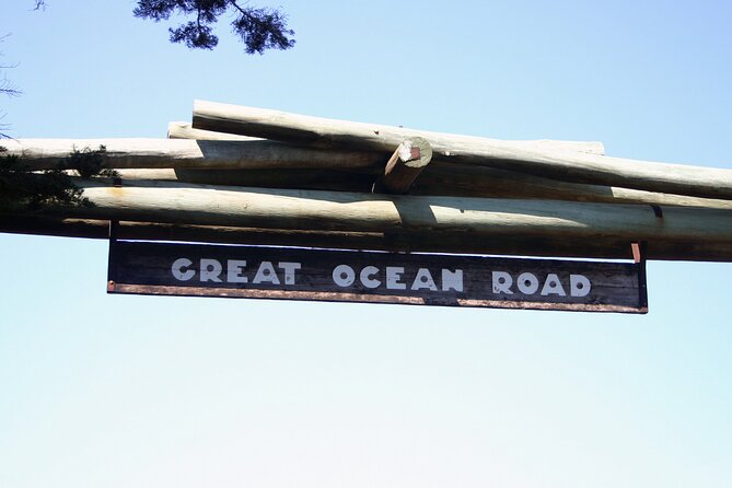 Full day Shared Tour to Twelve Apostle (Melbourne Chinese Tour) - Great Ocean Road Memorial Archway: a quick but meaningful finish