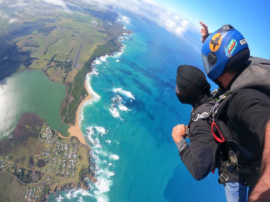 Great Ocean Road: Skydive over the Twelve Apostles - The coast from above: Loch Ard Gorge to the Bay of Martyrs