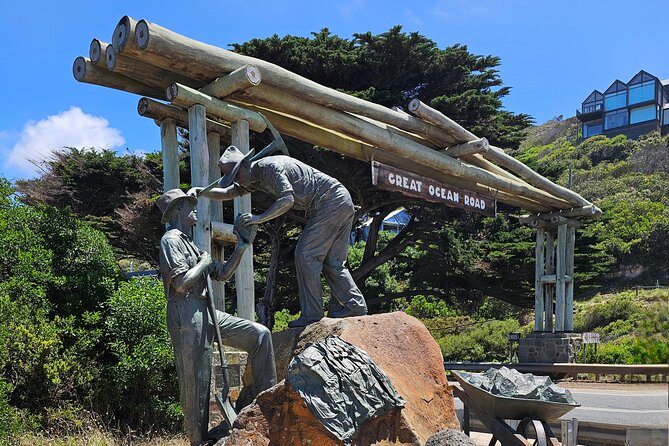 Great Ocean Road Small Group Tour with Dingos, Sparkling & Lunch - From Melbourne to the Great Ocean Road Memorial Archway
