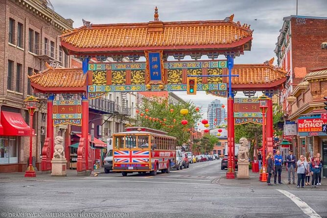 Historical Victoria Walking Tour - Headsets make the difference on noisy downtown corners