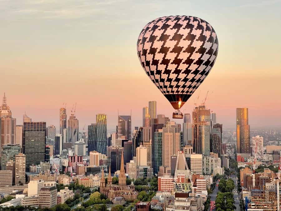 Melbourne: 1-Hour Hot Air Balloon Flight at Sunrise - Pullman on the Park meeting time and the early drive to the launch site