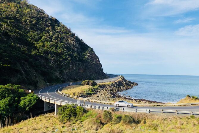 Melbourne: Great Ocean Road Tour with Maxi Highlights in One Day - Memorial Arch at Eastern View: the start-of-route photo moment