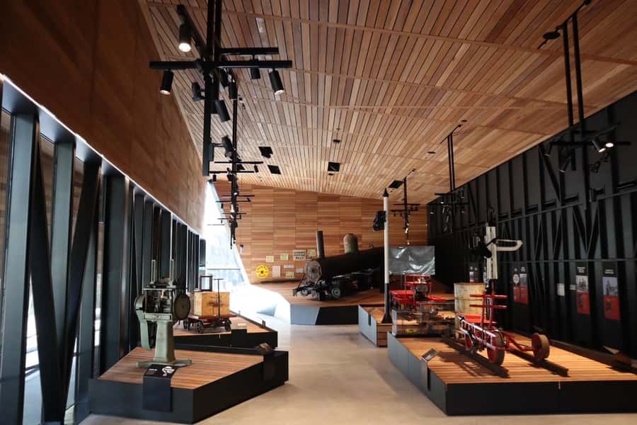Melbourne: Puffing Billy Railway & Rainforest Tour - Lakeside: Free Time, Visitor Centre, and Steam Artefacts