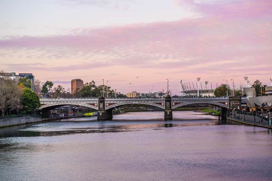 Melbourne: Spirit Of Melbourne Yarra River Lunch Cruise - Drinks Included: Beer, Wine, and Soft Drinks With Your Meal
