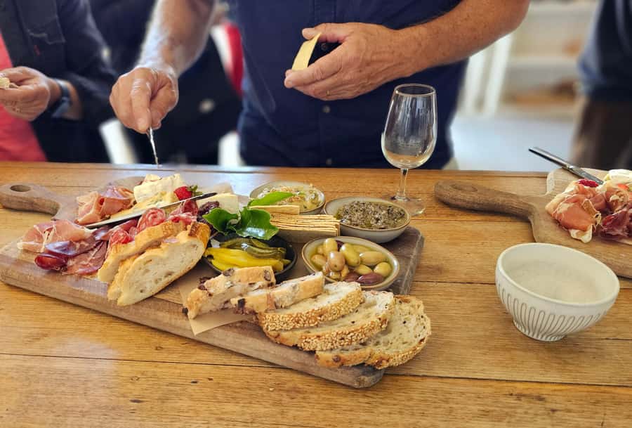Phillip Island: Wine, Wildlife & Penguins with Gourmet Feast - Flynns Beach and Summerlands: Setting Up for the Coastal Wildlife