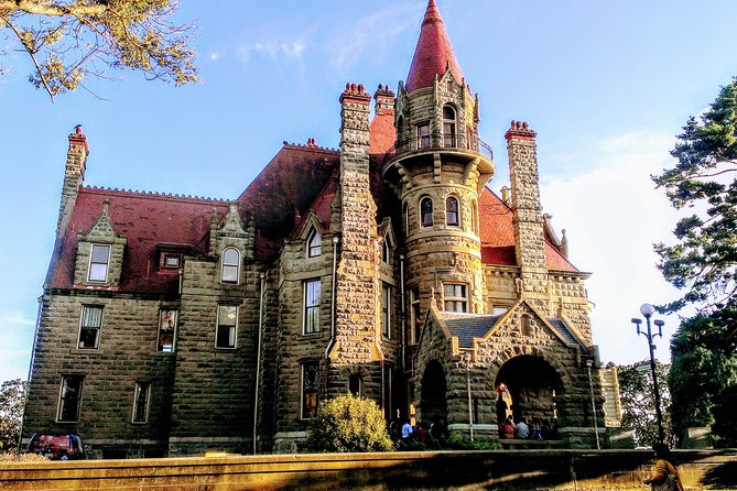 Ultimate Group Package Tour of Victoria - Government House and Beacon Hill Park: Estates, Birds, and the Totem Pole