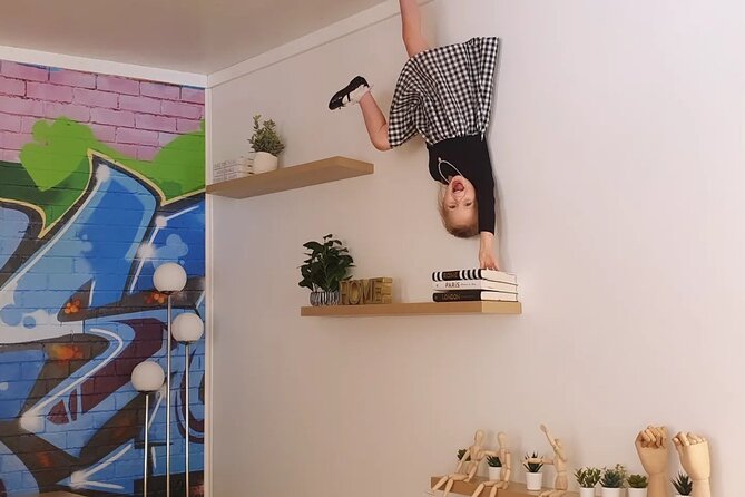 Upside Down House Photo Experience in Australia - Staff help you pose, and that makes the photos better